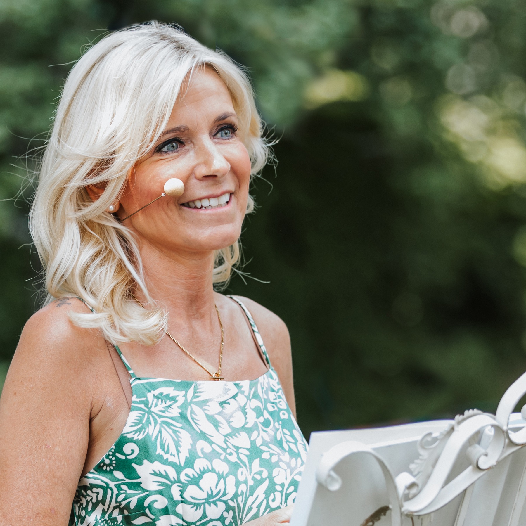 Traurednerin Nicole Hilberath hält eine persönliche freie Traurede bei einer Hochzeit in NRW