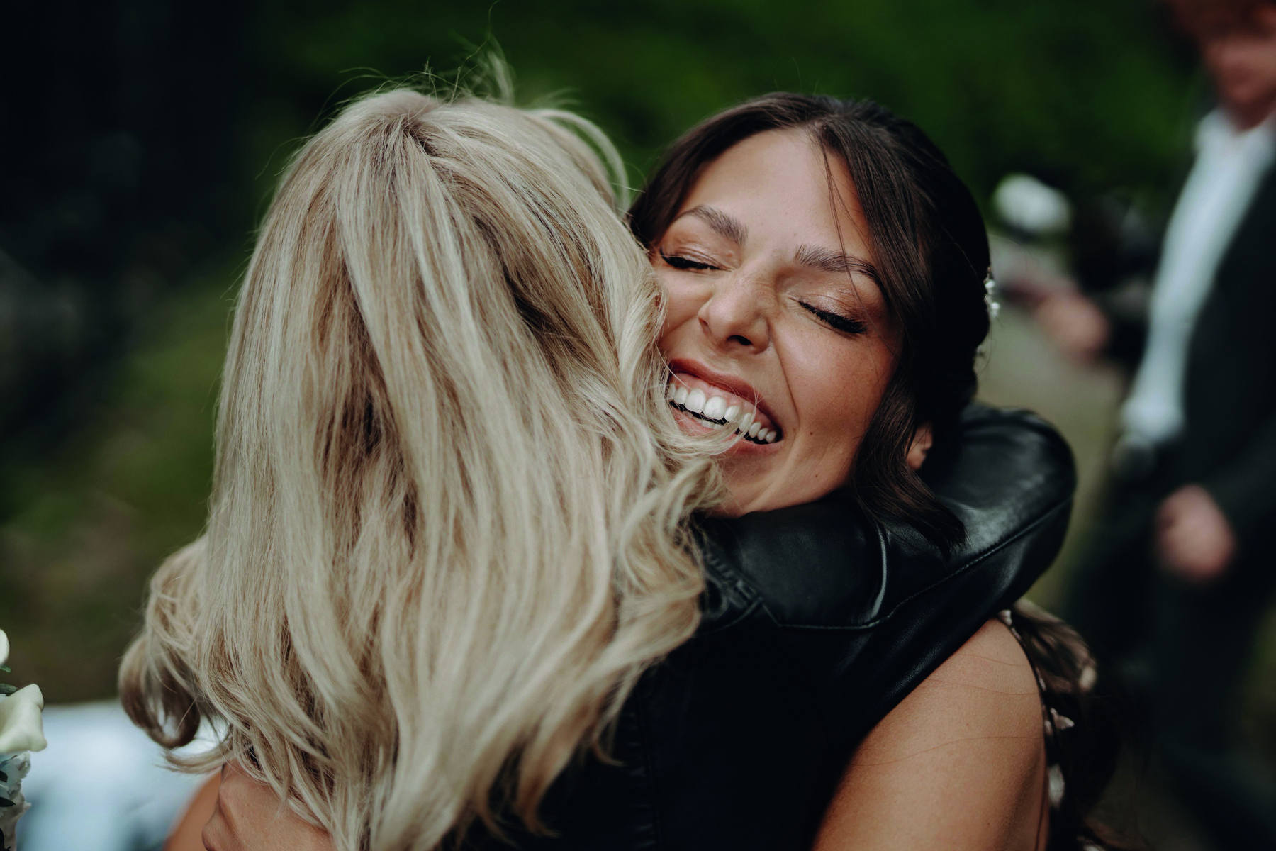 Traurednerin Nicole Hilberath umarmt ein Brautpaar nach der freien Trauung