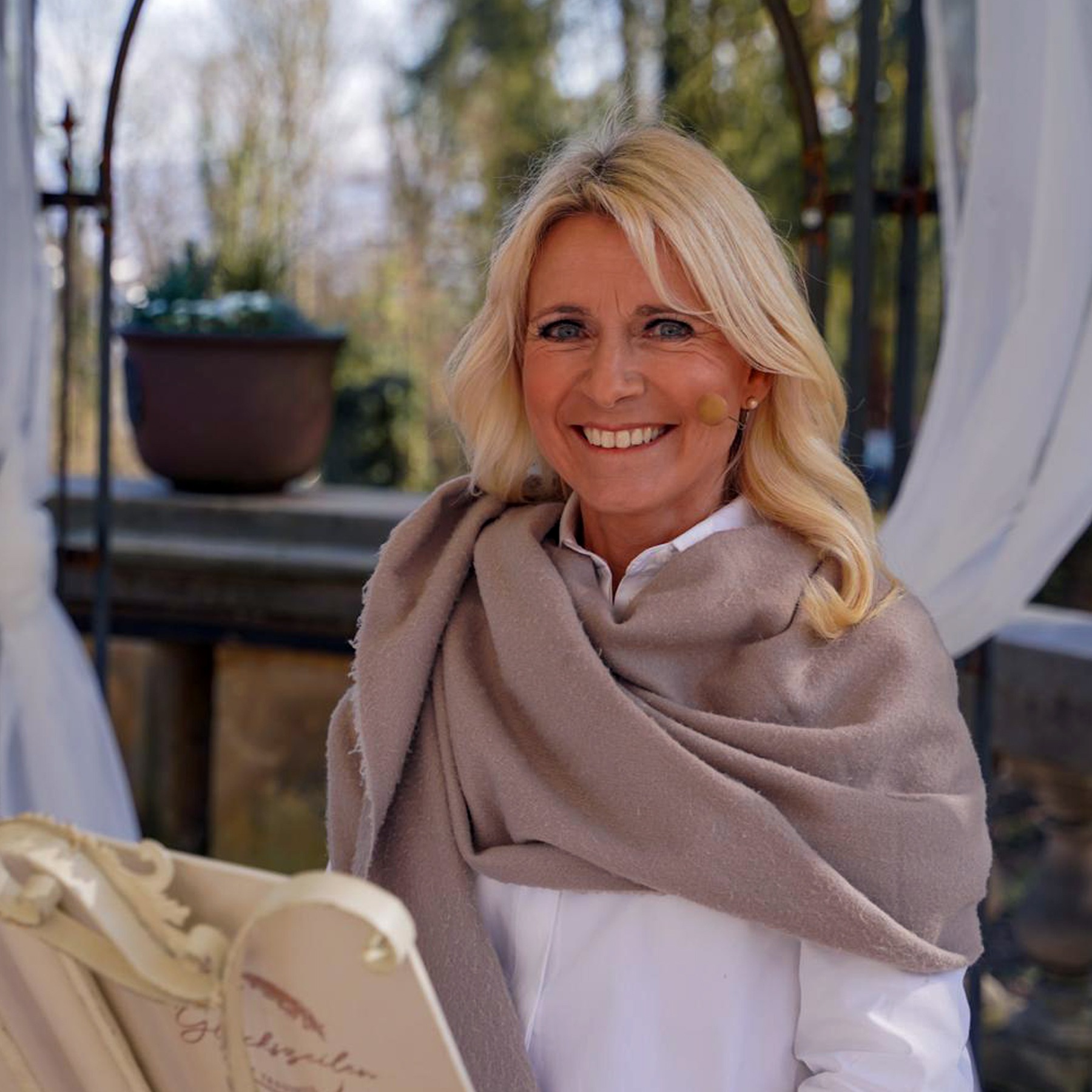 Traurednerin Nicole Hilberath hält eine persönliche freie Traurede bei einer Hochzeit in NRW