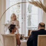 Freie Trauung mit einer Traurednerin, die ein Hochzeitspaar persönlich und emotional begleitet