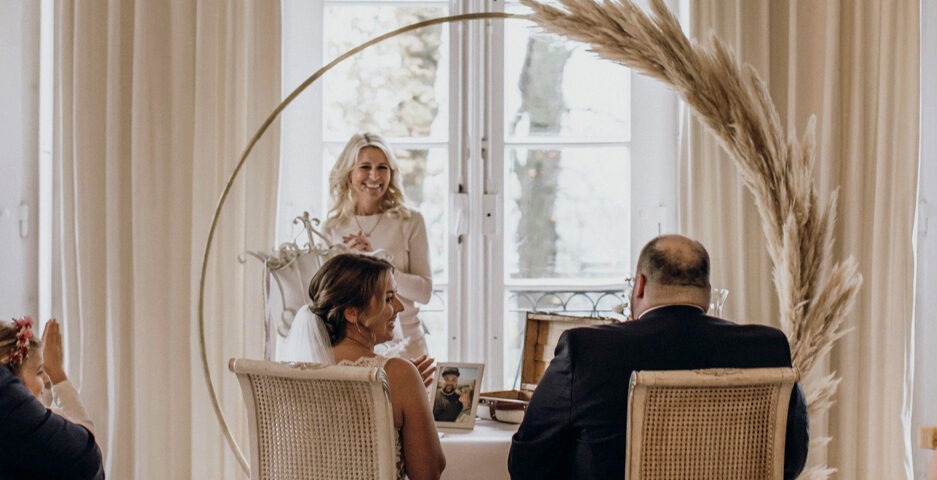 Freie Trauung mit einer Traurednerin, die ein Hochzeitspaar persönlich und emotional begleitet