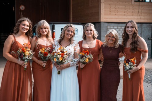 Gruppenbild mit Braut bei einer liebevoll gestalteten freien Trauung auf dem Millianshof