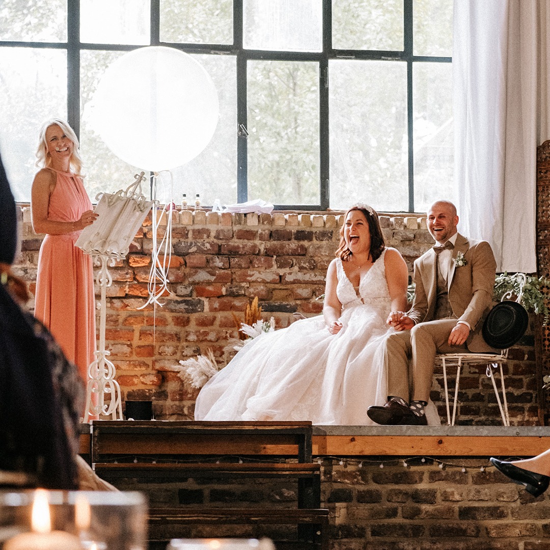 Glückliches Brautpaar während einer freien Trauung im Rheinland bei Glückszeilen