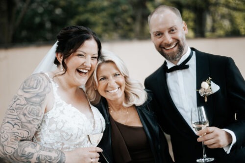 Freie Traurednerin hält eine persönliche Traurede bei einer Hochzeit in Flamersheim