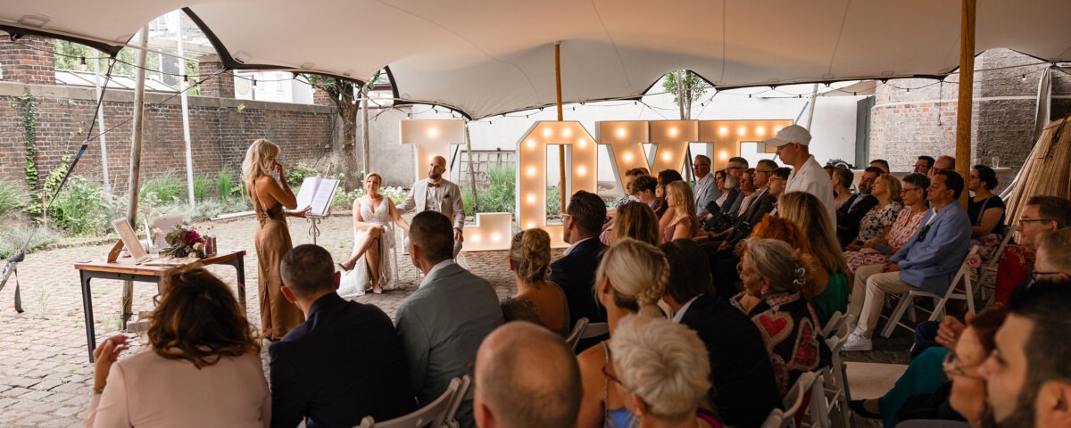 Freie Traurednerin begleitet ein Hochzeitspaar bei einer emotionalen Trauung in der Alten Maschinenhalle