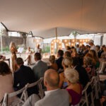 Freie Traurednerin begleitet ein Hochzeitspaar bei einer emotionalen Trauung in der Alten Maschinenhalle