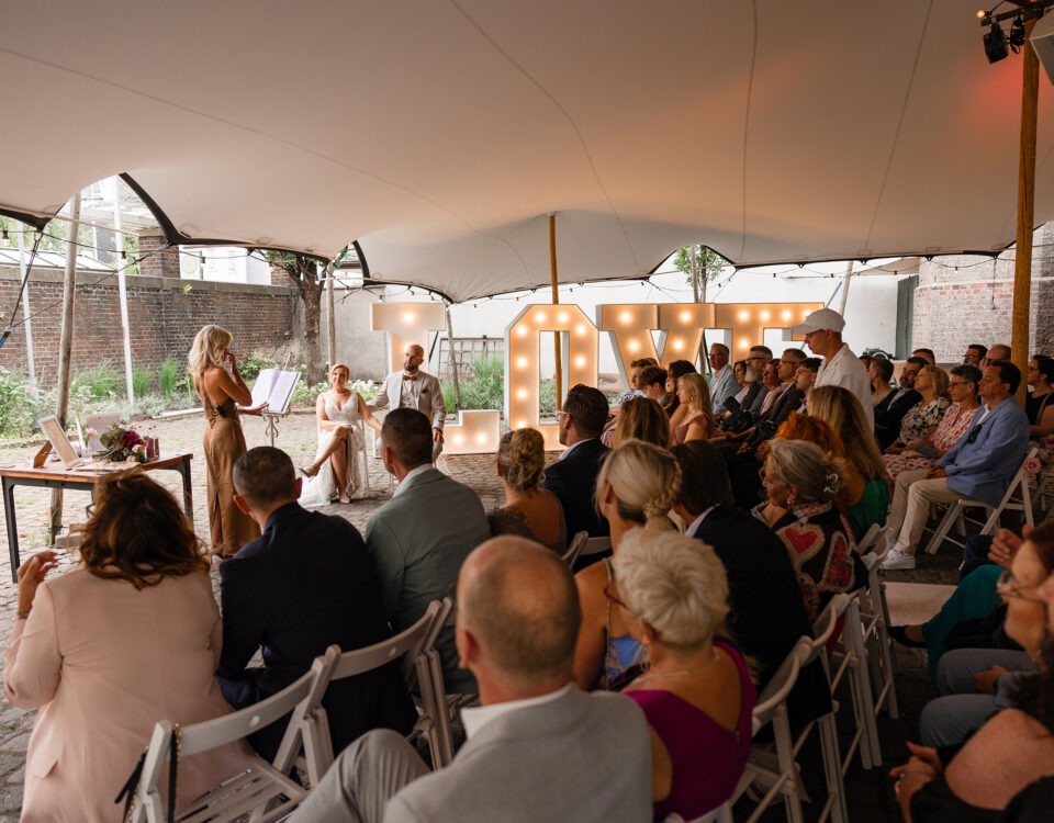 Freie Traurednerin begleitet ein Hochzeitspaar bei einer emotionalen Trauung in der Alten Maschinenhalle