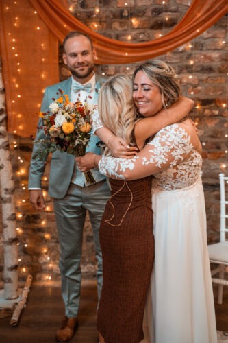 Brautpaar während einer freien Trauung auf dem Millianshof in entspannter Atmosphäre