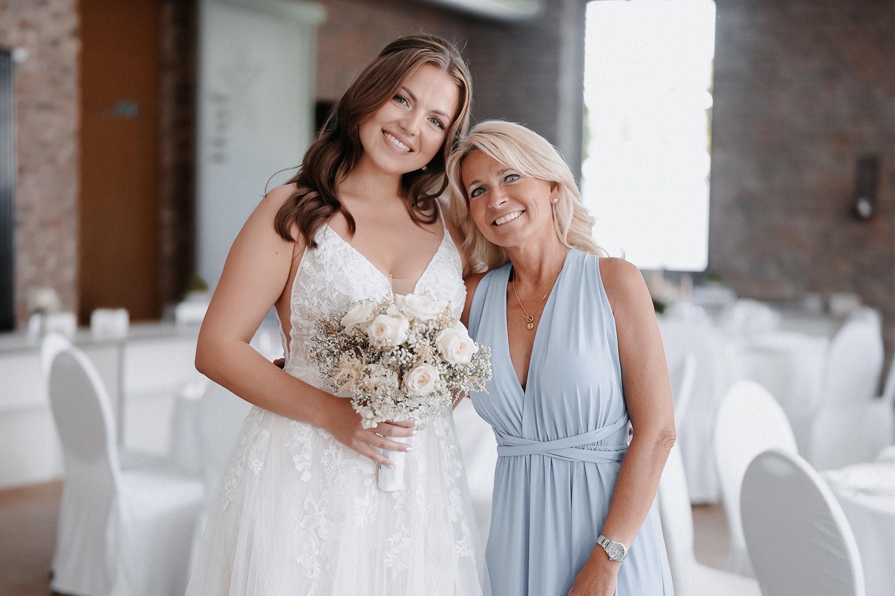 Nicole Hilberath im emotionalen Moment mit einem Brautpaar nach einer freien Trauung